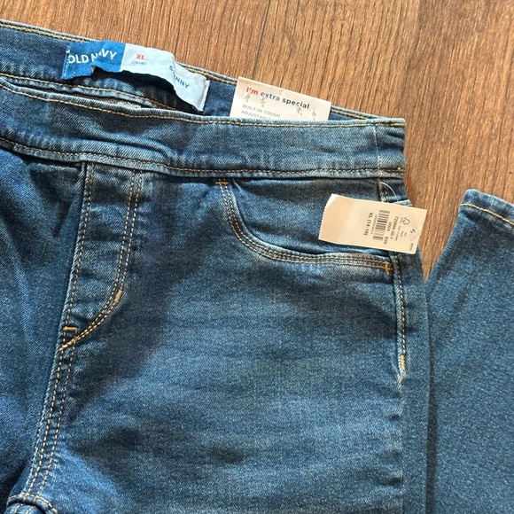 Old Navy Skinny Jeans - Picture 2 of 3